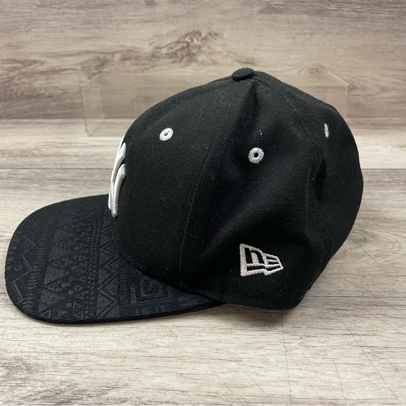 New Era New York Yankees Basic Black & White 9Fifty Snapback Cap - Picture 3 of 8